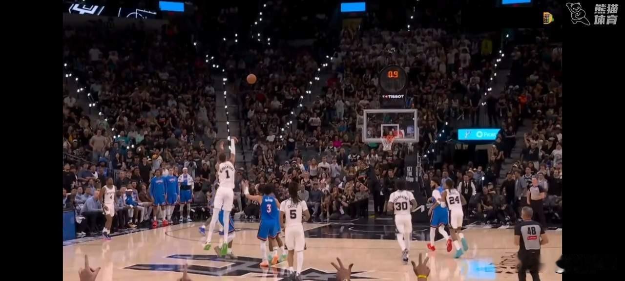 这就是你继续喜欢NBA的理由！

     “斑马”33分8板三节打卡，带队爆捶