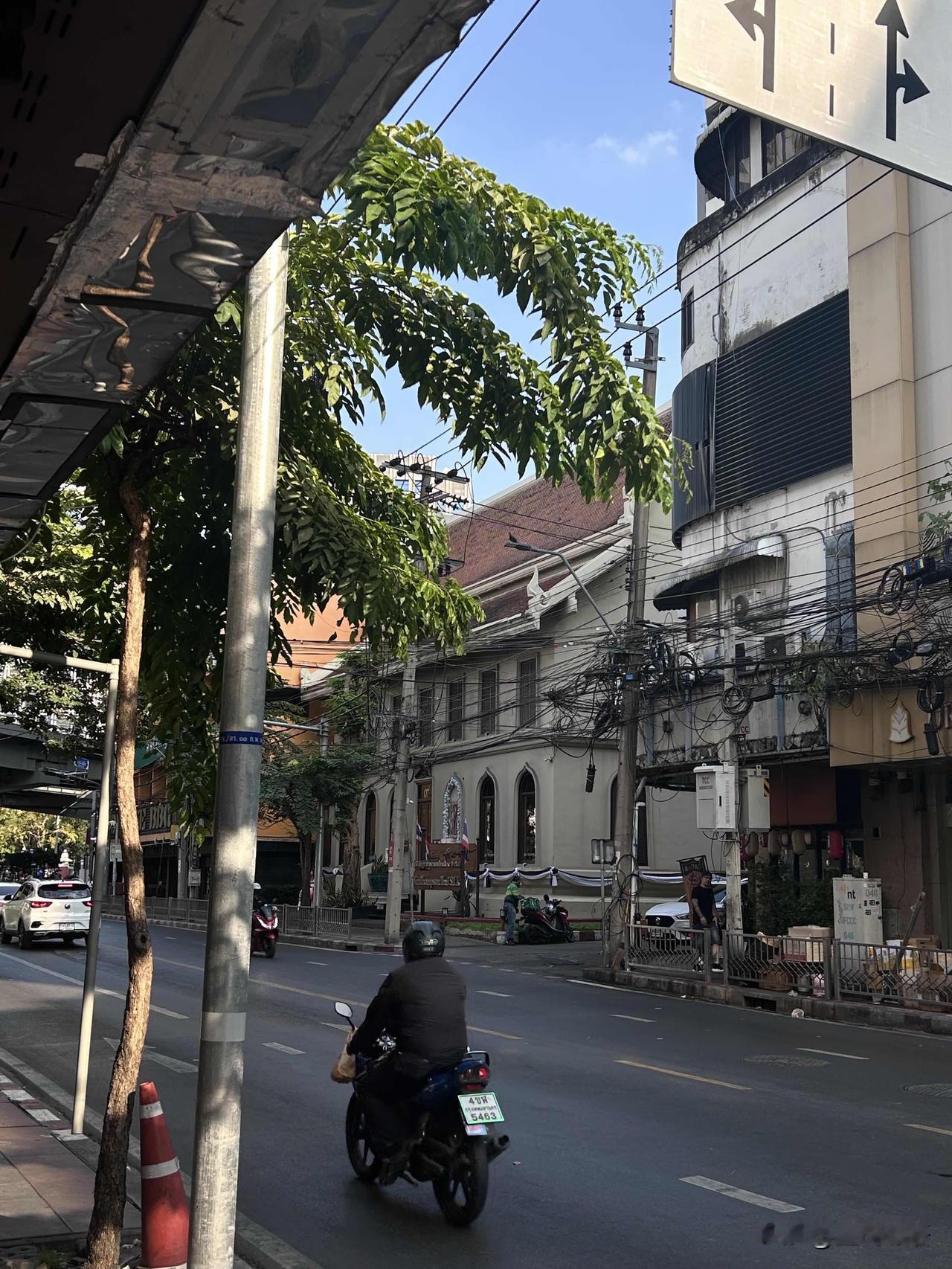 以前总觉得
只有远方的旅行
才能治愈一地鸡毛的生活
攒够疲惫就出逃
回来照旧迷茫