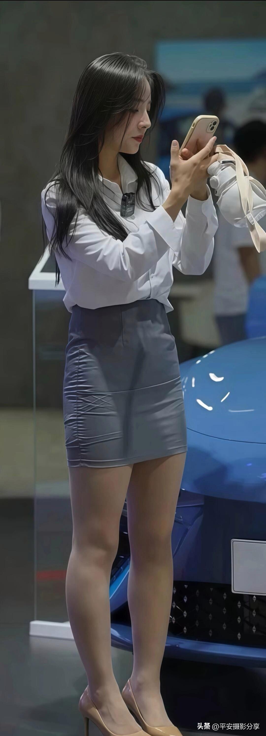 优雅白衬衫+灰色短裙，搭配高跟鞋，完美展现都市女性魅力！为啥说牛仔裤是百搭单品 