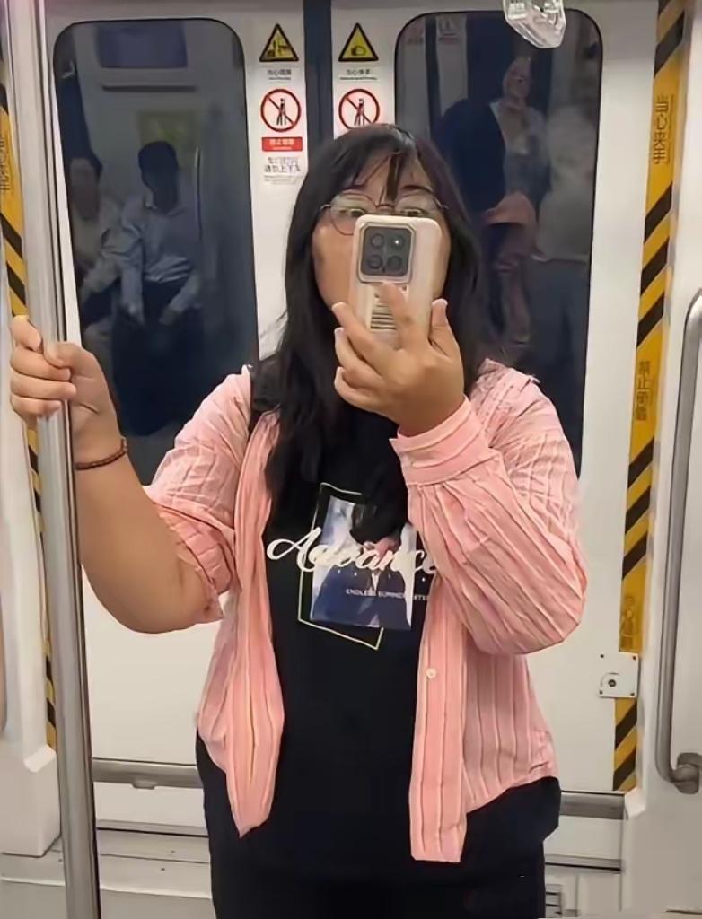 看南京鸡鸣寺这事，真觉得那穿粉衣服的小姐姐想太多了——先不说别的，就她这状态，根