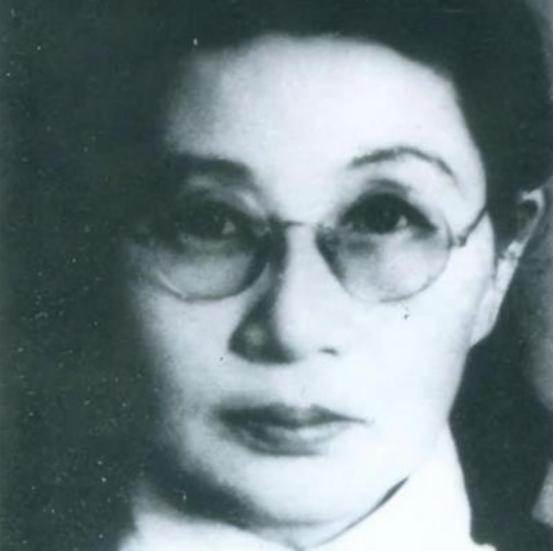 1909年，16岁的白薇被丈夫搬板凳砸断脊背，婆婆扑上来生生咬断她的脚筋，她拖着
