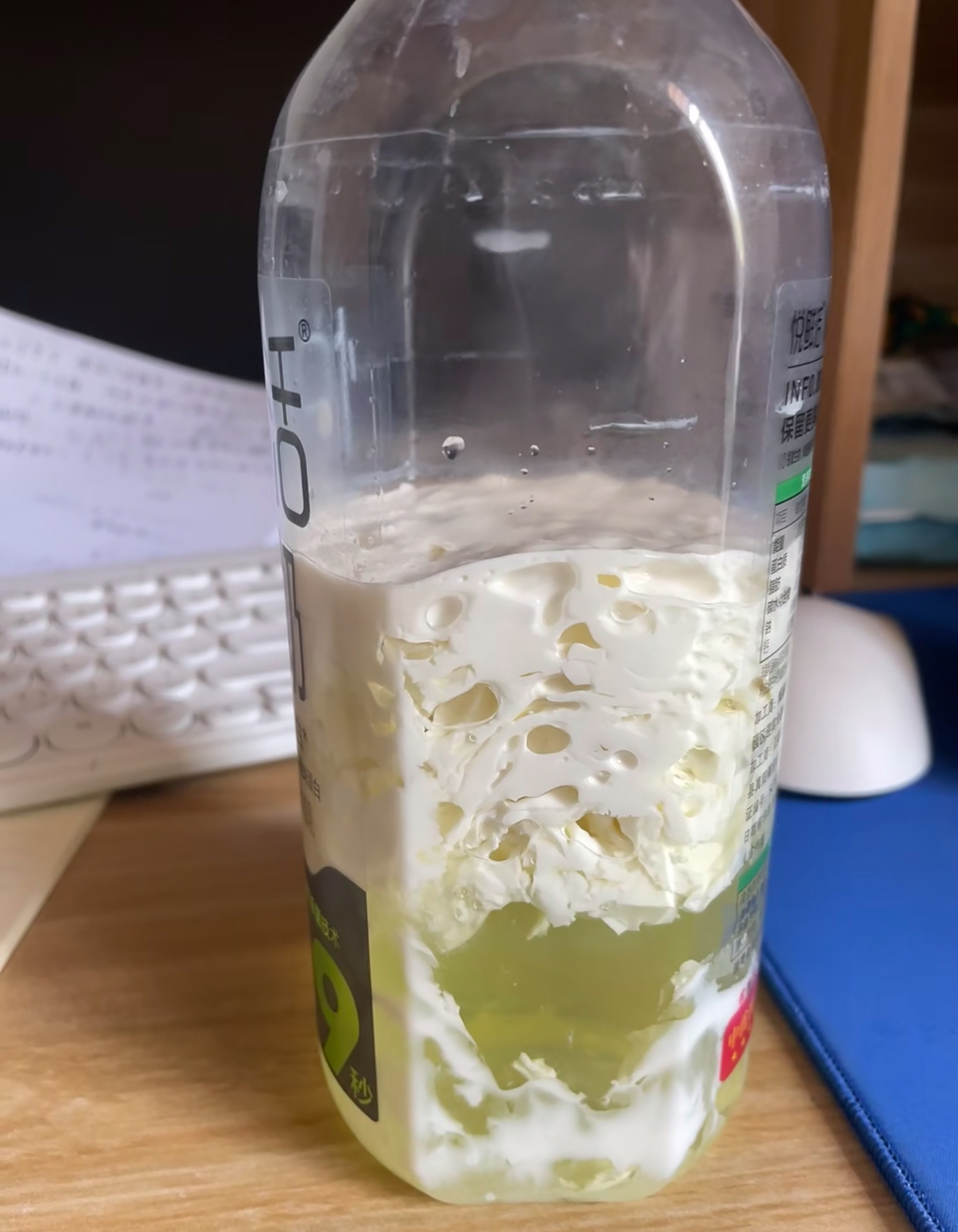 没喝完的牛奶突然变成了两部分 ​​​