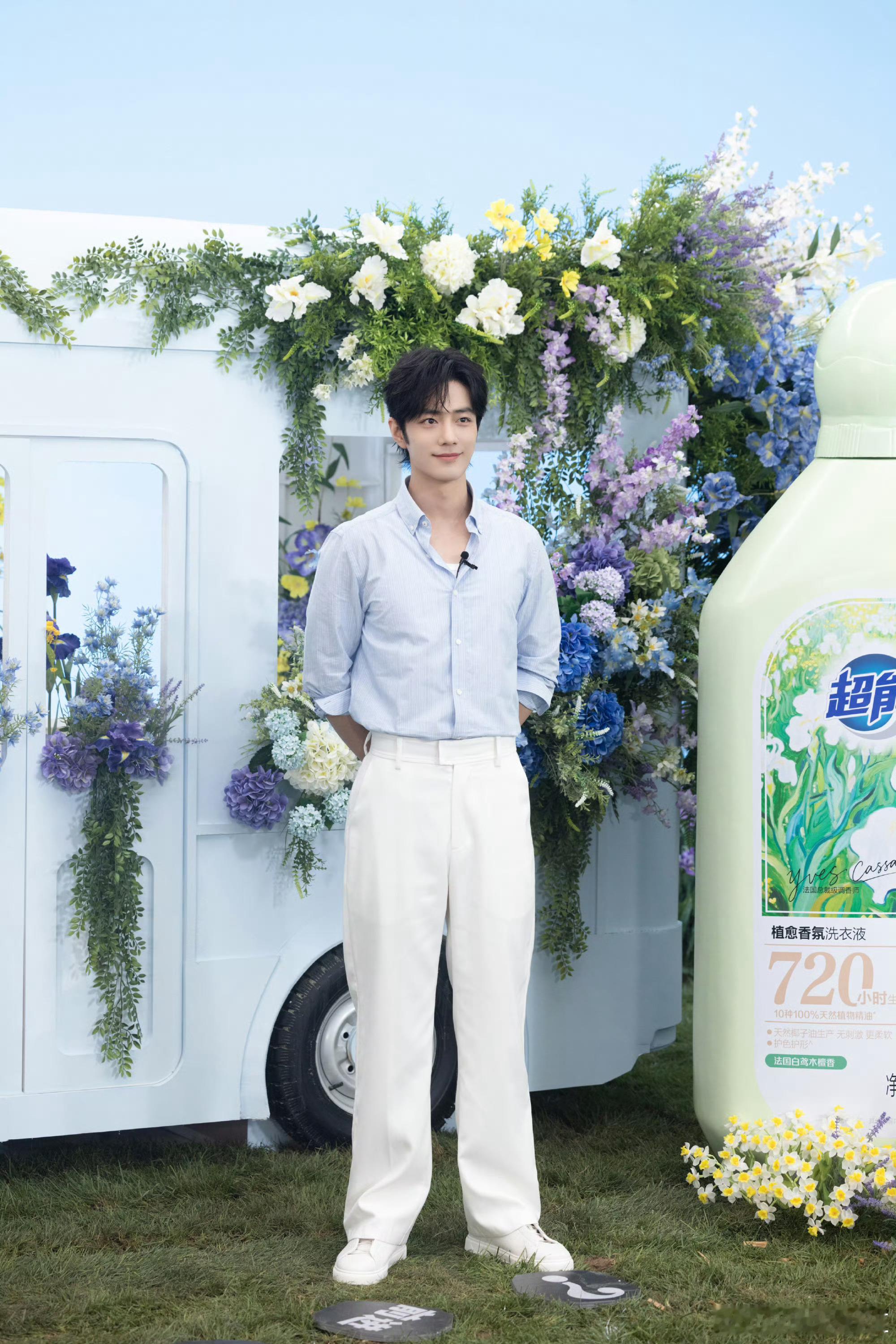 肖战蓝色衬衫清爽男大一身蓝色衬衫造型，和鲜花同框氛围感拉满。少年感扑面而来，美景