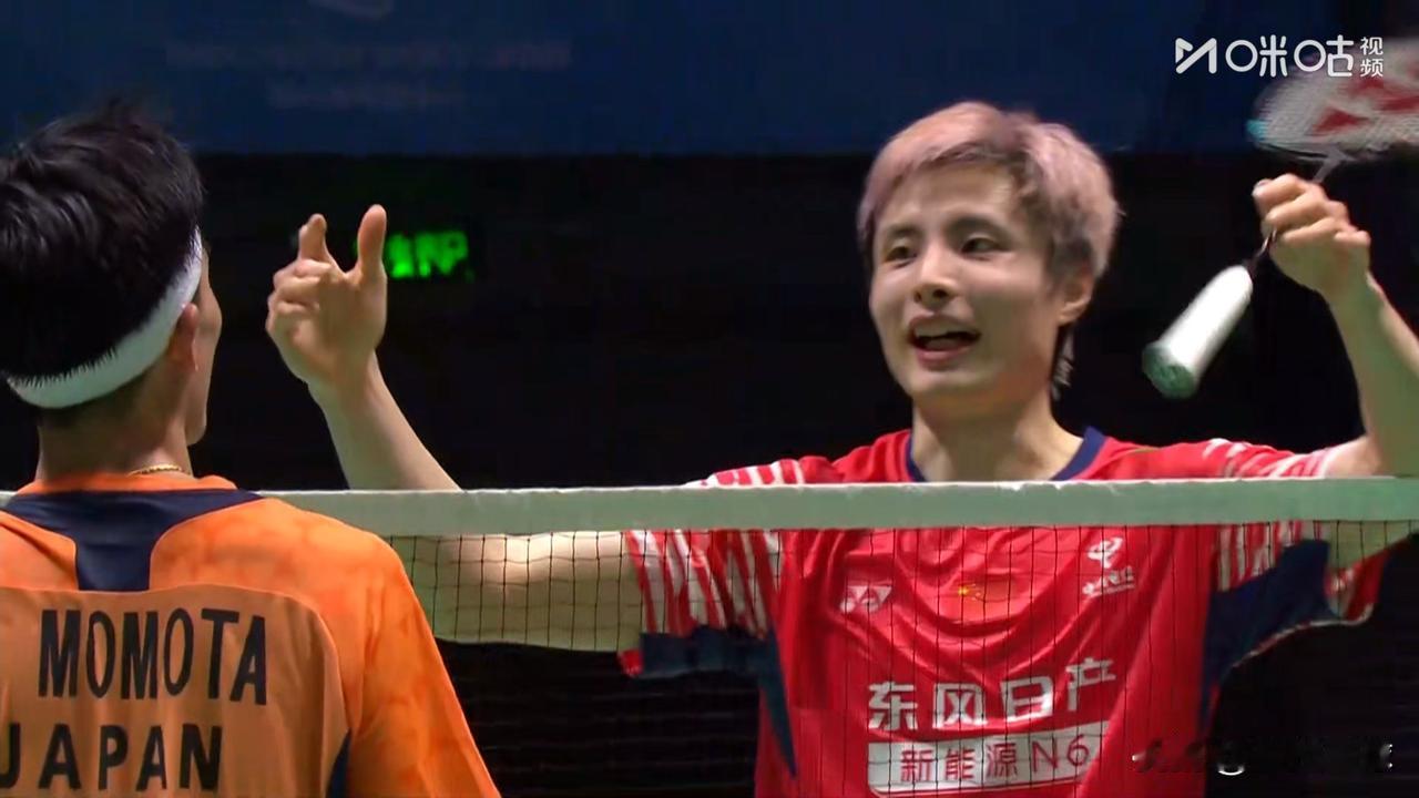 石宇奇拥抱桃田这一幕：感动了好多老球迷！

在昨晚的天王杯 8-4 比赛中，石宇