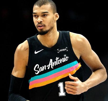 西部排名又乱了：马刺爆冷输球，快船坐收好礼，5队排名互换

西部的排名榜在2月1