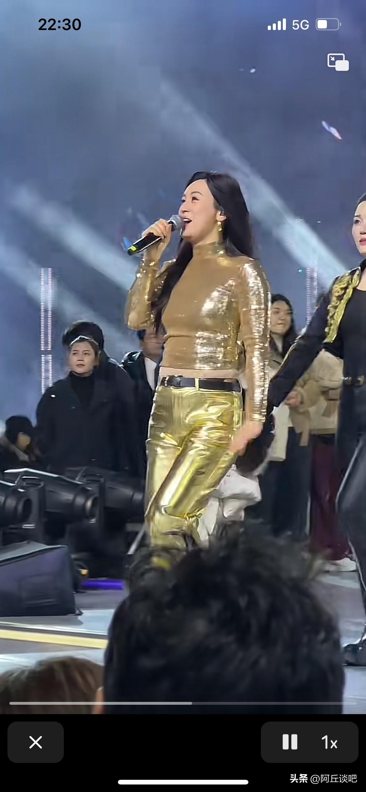 唐艺老师的肚子越来越大了，这个舞台形象也给人一种肥胖的感觉，现在只能说为了吸引观