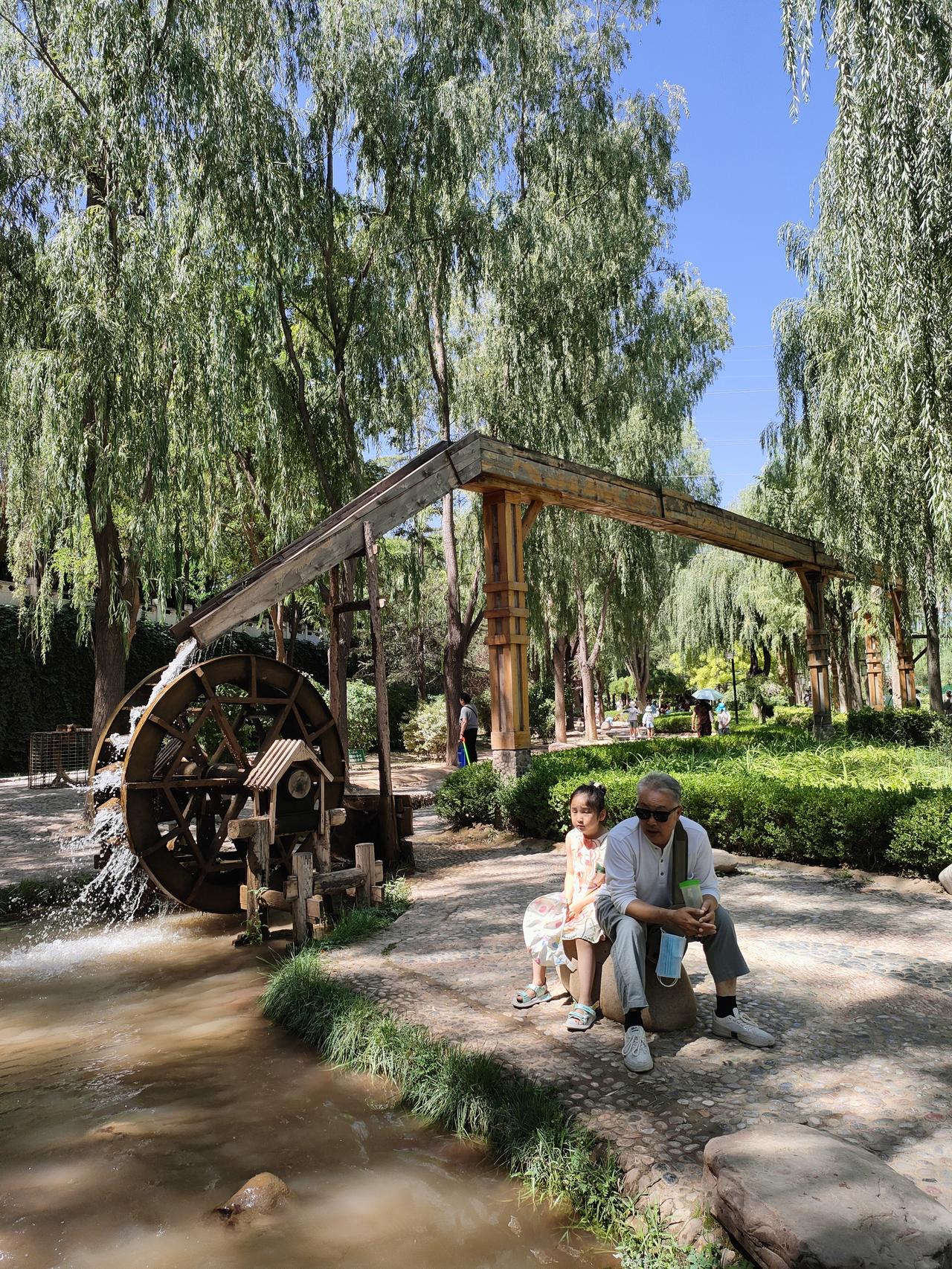 ✨流水推着木轮吱呀作响，树荫筛下的阳光里，藏着城市与。都慢成了流水与树影的絮语。