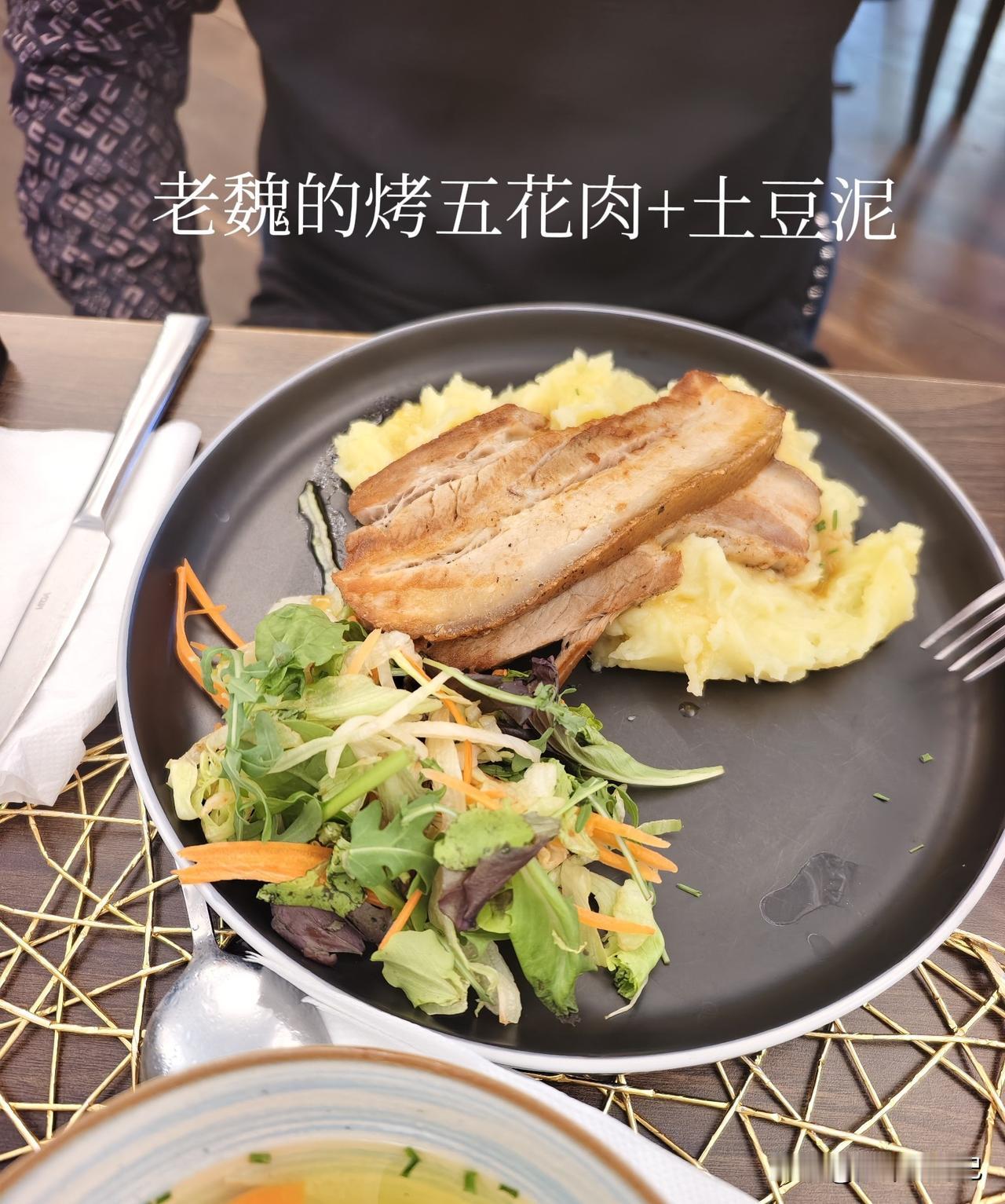 房车旅行，让我的人生下半场进入了极简生活状态。越简单越快乐。一辆房车，一路山河。