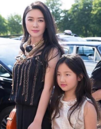 2001年，陆毅的老婆鲍蕾在接受采访时，对昔日同学田海蓉极尽讽刺：”她追了我老公