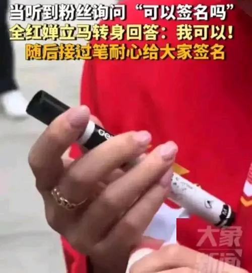 全红婵暖心回应粉丝签名请求

近日，全红婵在活动中面对粉丝的签名请求，毫不犹豫地