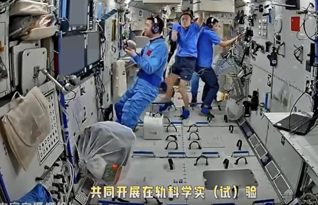 11月13日，据央视新闻直播间报道，昨天，央视新闻报道了神舟20号航天员与神舟2