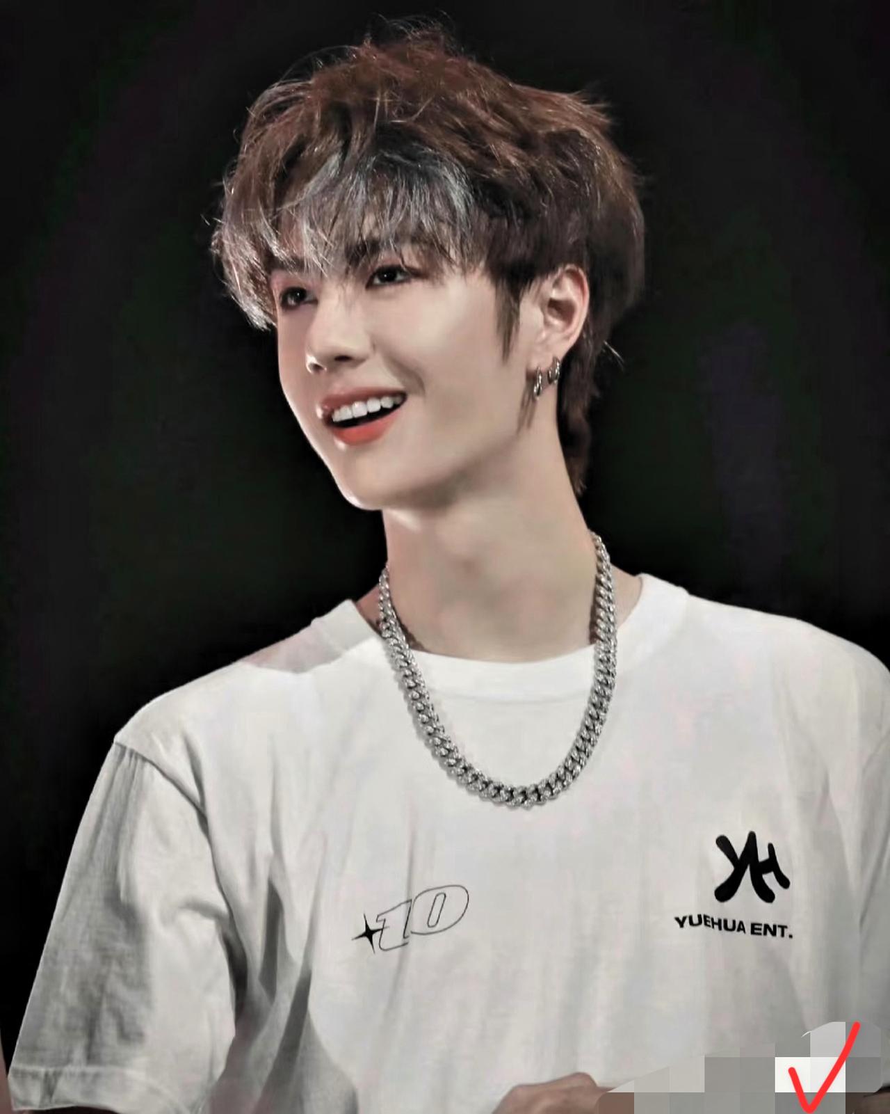 王一博拒绝了对方的中式教育
​并且给予了反击
​杜华分享说，把一搏当家人，给一搏