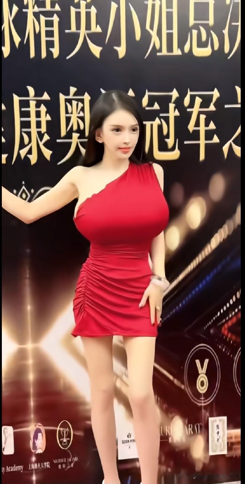 红毯邂逅趣味穿搭！一条惹眼的红色短裙，搭配一双超大厚底小白鞋，精致礼服与休闲鞋子
