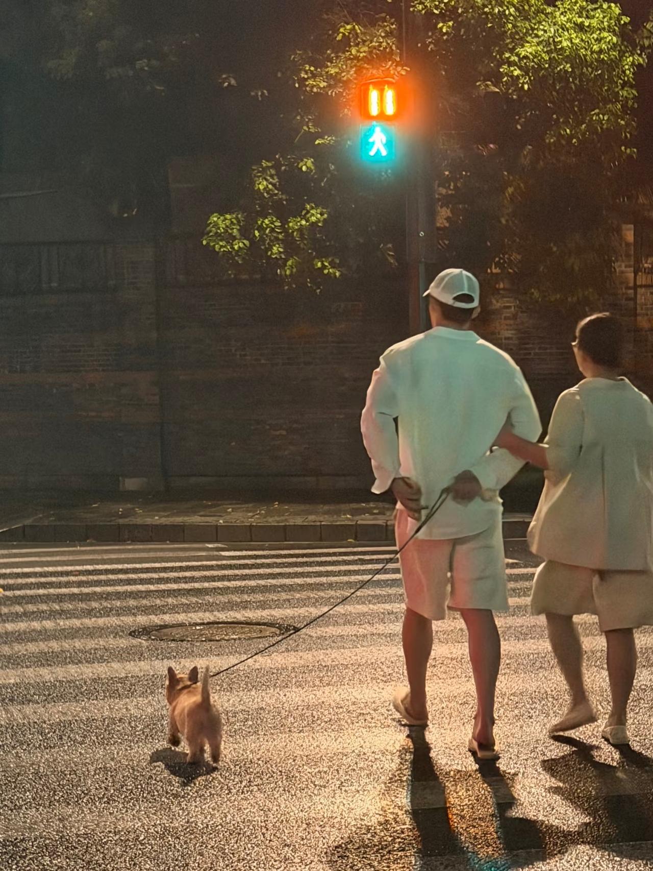 昨晚十一点多夜骑，居然偶遇黄景瑜和他亲生母亲谷女士一起散步。

他长期住在上海，