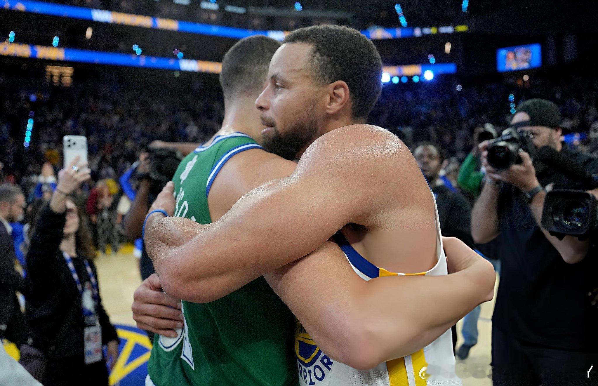 “水花”今日新赛季第一次见面，图片补充中独行侠vs勇士勇士vs独行侠汤普森克莱汤