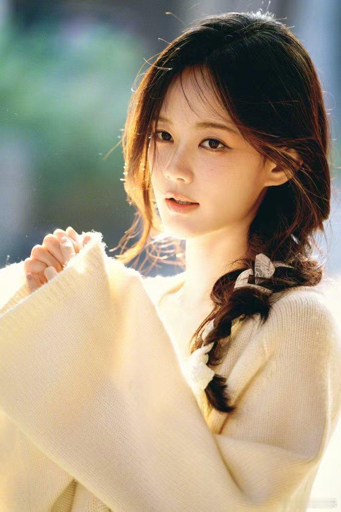 李一桐素美氧气，李一桐白毛衣氧气感写真，谁懂这个一桐扑面而来的温柔感呢，一整个有