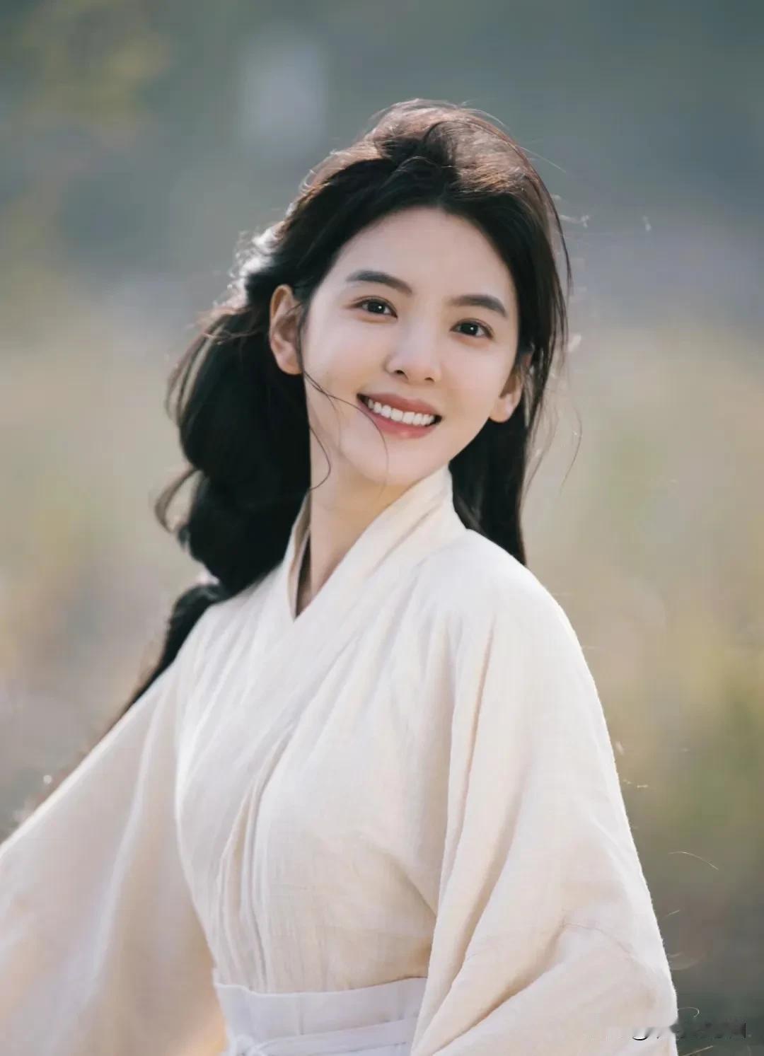 章若楠的颜值，确实是个大美女，但她的演技，也确实还没有入门，但她性格好，再加上颜