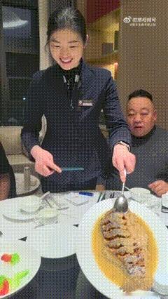 看似在享受服务，实际上是丢失了人类动手的功能吧？有人讽刺道，真的不幸，连吃饭都不