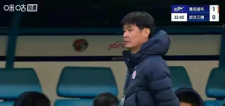 青岛海牛没钱、没名气，但3万球迷站满看台，喊到嗓子哑。
最后一轮赢了，保级了。