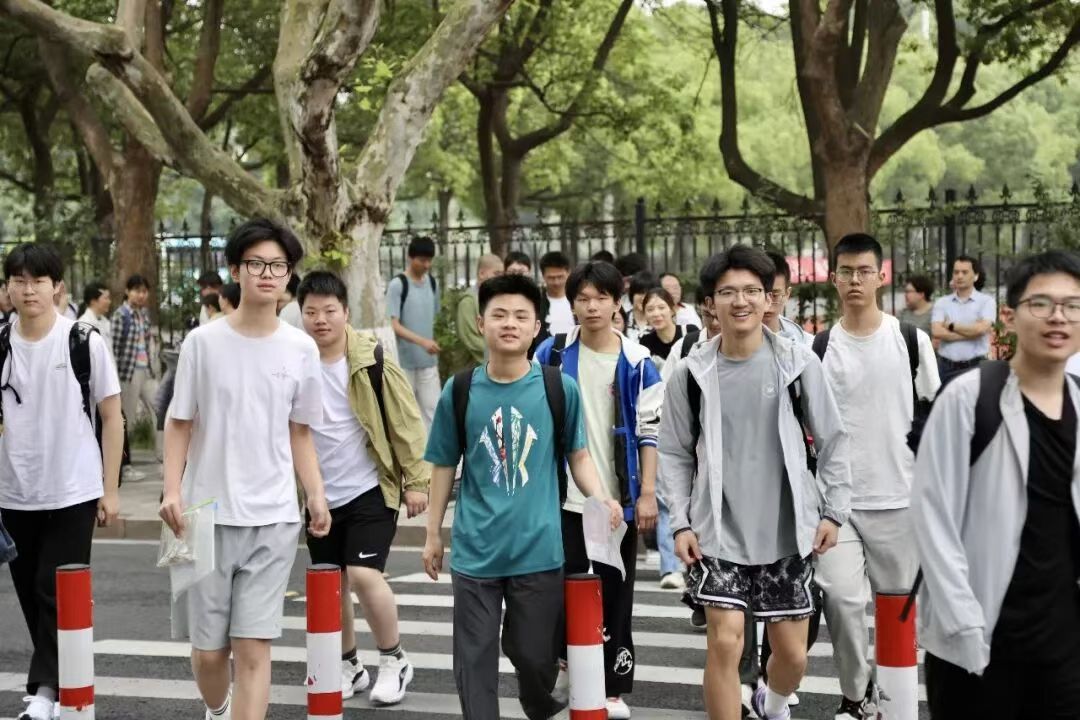 高考首日，江南小城宜兴暖心场景 宜兴·江苏省宜兴第一中学