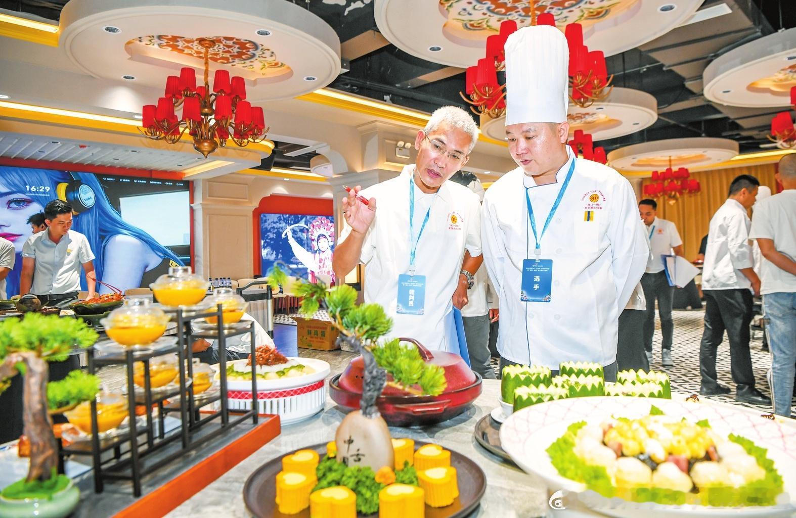 【海口25支餐饮企业队伍竞技烹饪大赛】7月25日，2026年海口市“工会杯”烹饪