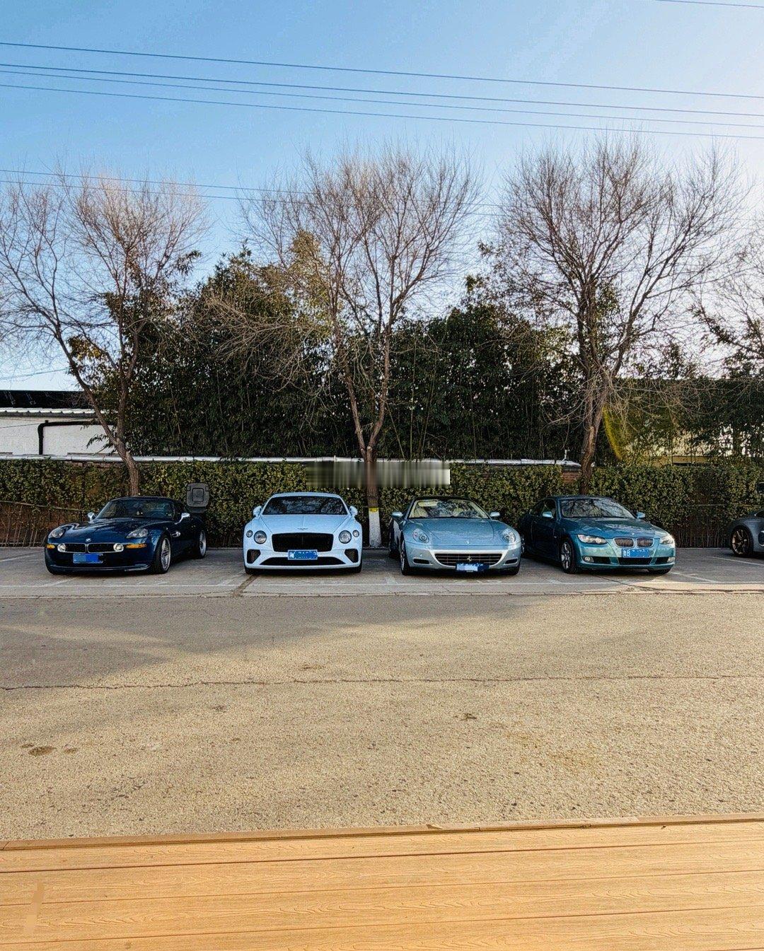 燃油巴适门前五彩缤纷的蓝色梦想家ALI 北京·Runoilbus燃油巴适