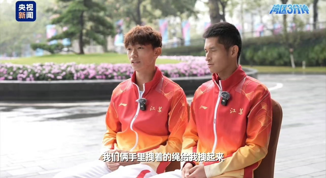 每一次迈步都藏着默契，每一次搀扶都满是担当，视障选手和领跑员携手冲线，用并肩的身