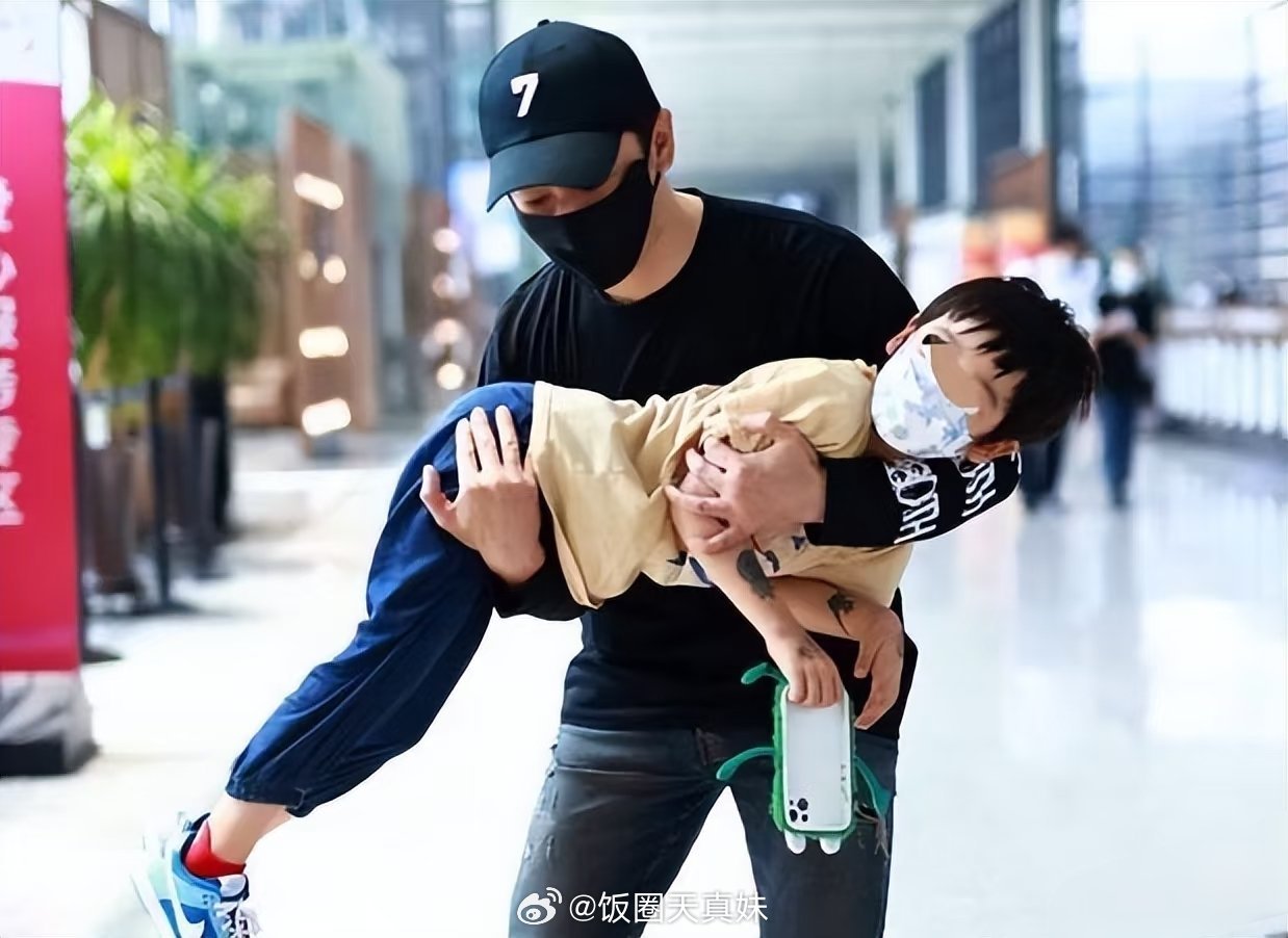 小海绵和黄晓明一起减肥黄晓明真的很爱小海绵，上节目经常把儿子挂在嘴边，说小海绵和