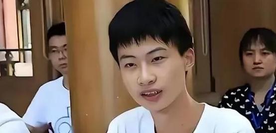 美国关税打压之时，中国又出现了位厉害人物！他就是当年被清华校长亲自上门拜访，如今