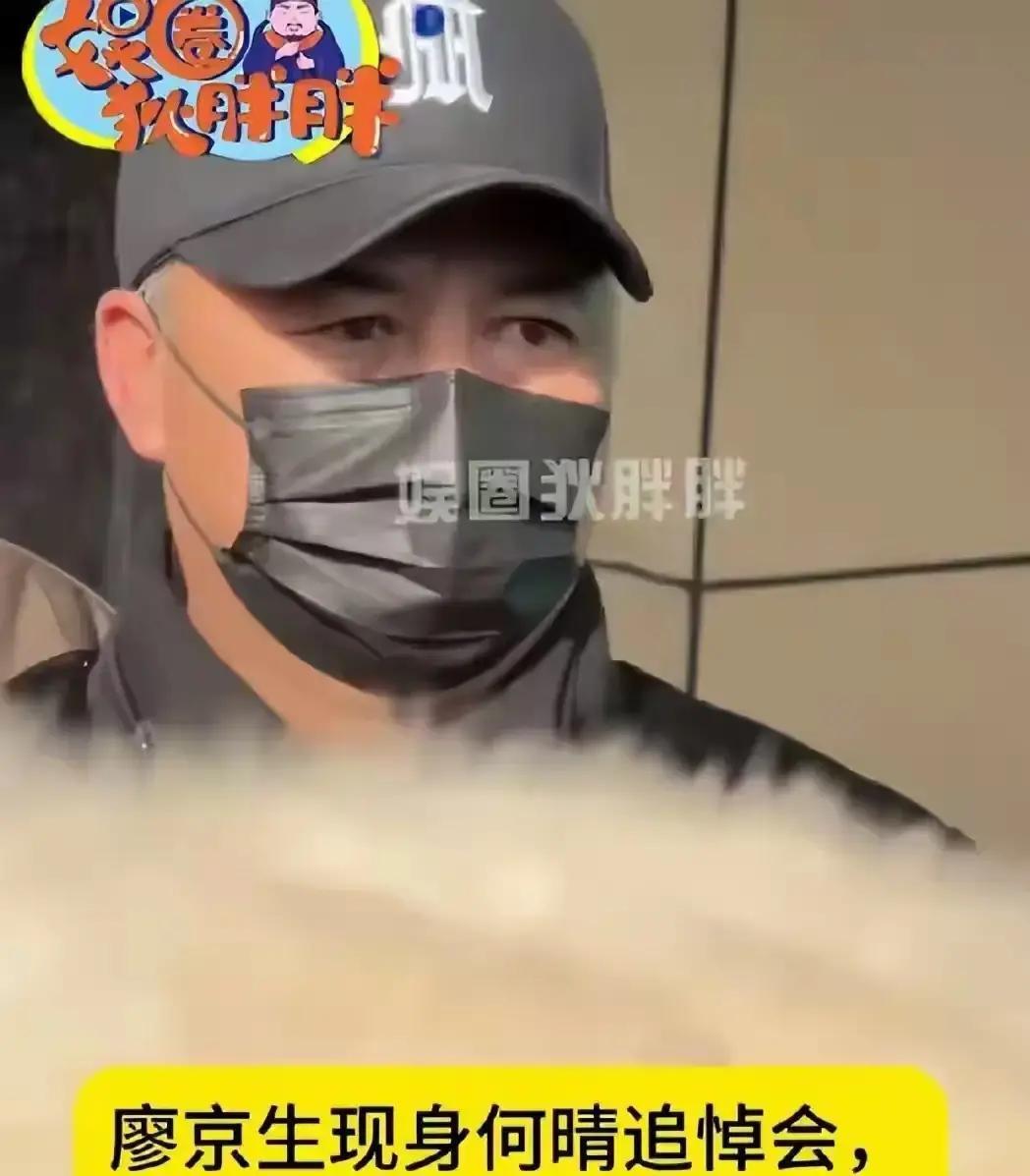 何晴走了，选在北京初雪这天。
 
儿子许何捧着骨灰盒说了句话，听着挺揪心。他说妈