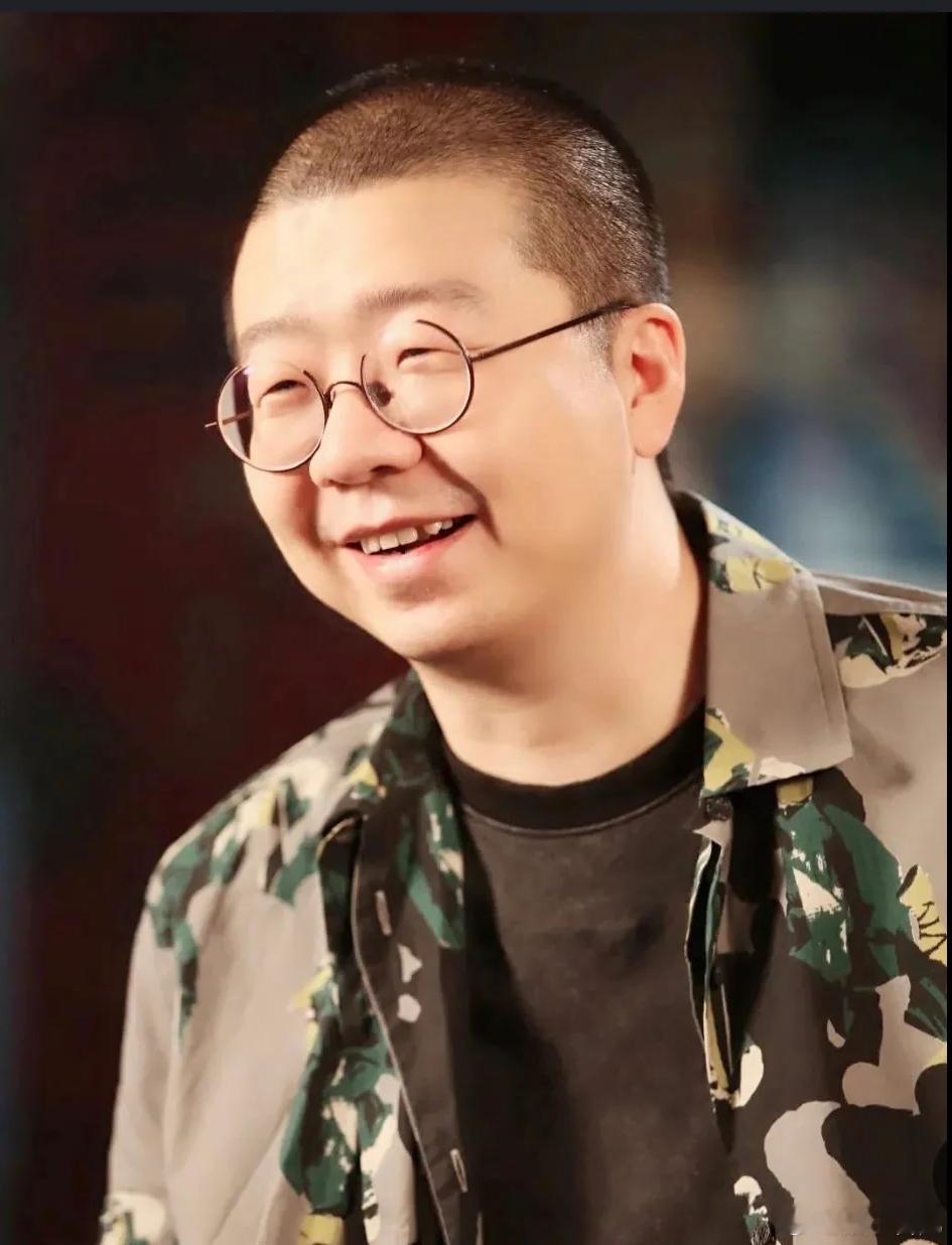 李诞好奇自媒体博主财务状态李诞的关注点果然跟大家不一样，的确是这样，梦想和现实还