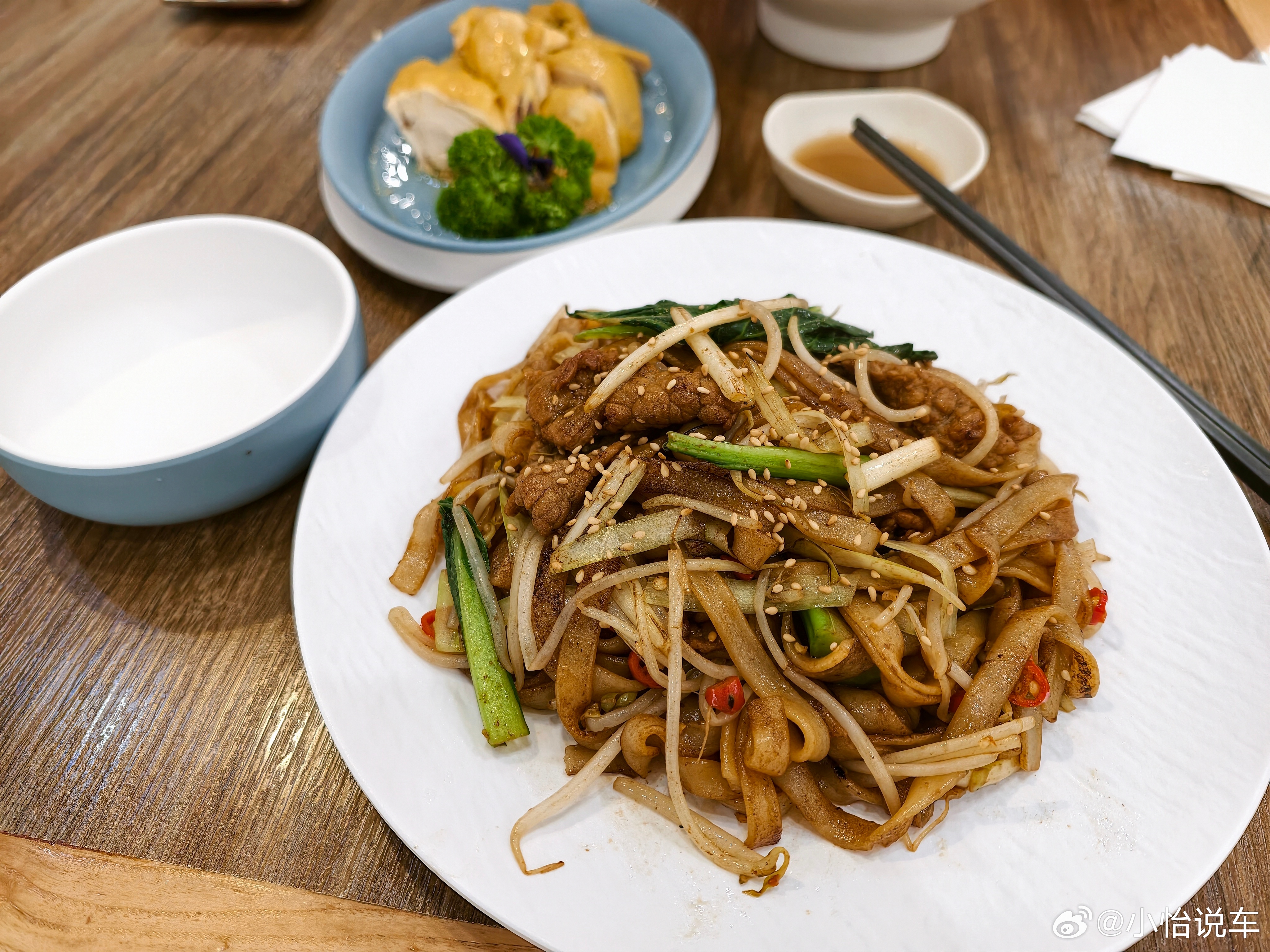 路上堵了2小时肚子饿的咕咕叫给大家表演一个“暴风吸入”没想到宝安机场的鸡也这么好