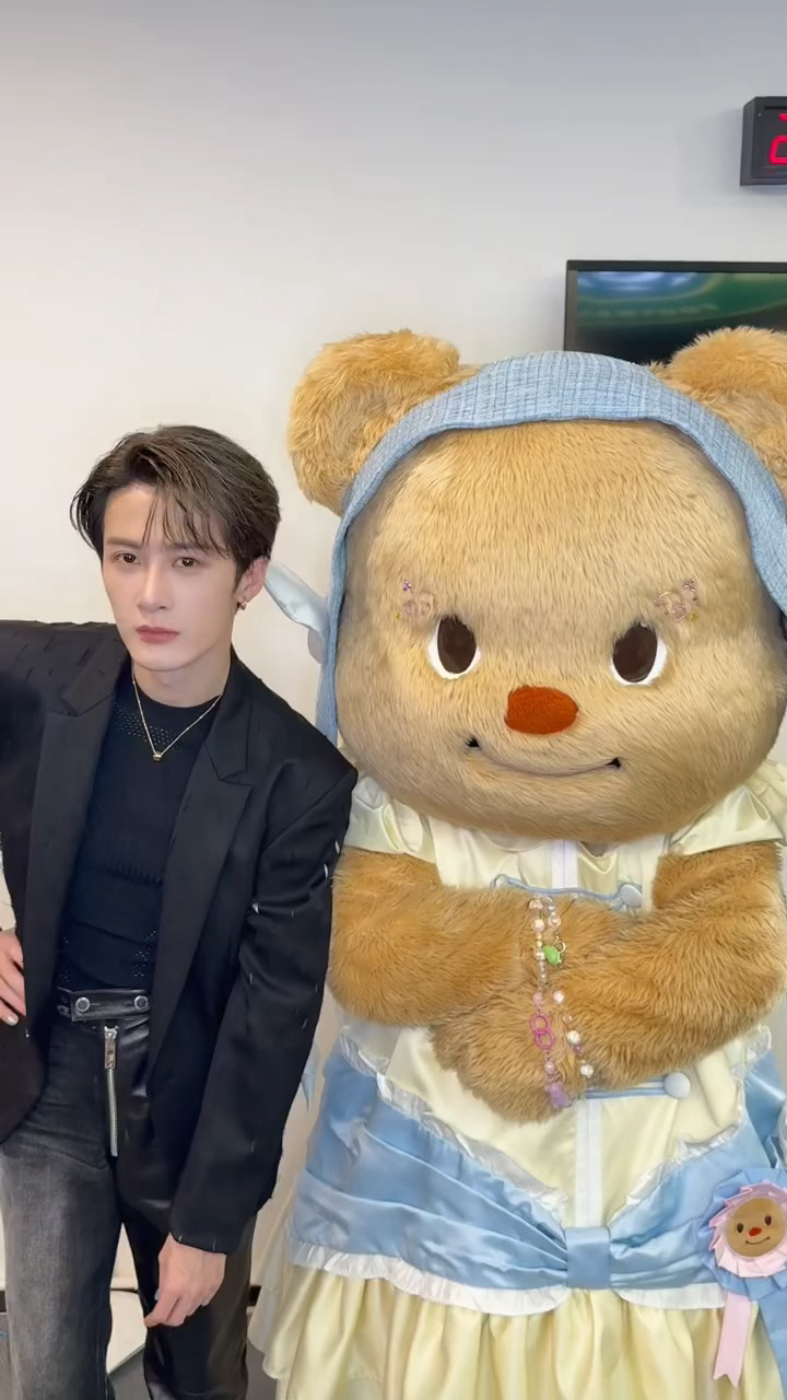 檀健次黄油小熊合拍跳舞还是QQ音乐巅峰之夜那天录的两个大萌物太可爱了檀健次檀健次