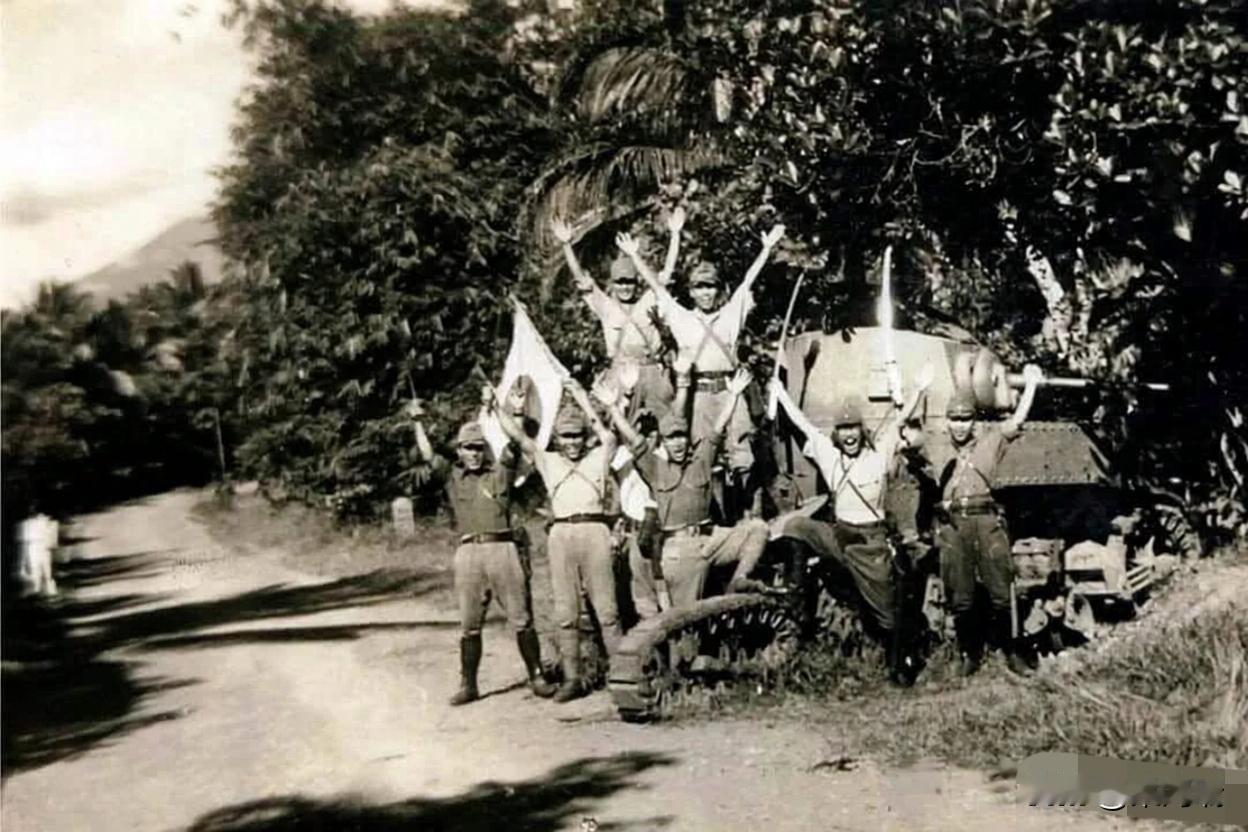 这张照片拍摄于1942年4月，地点是菲律宾吕宋岛。图中日军士兵在坦克旁高举手臂、
