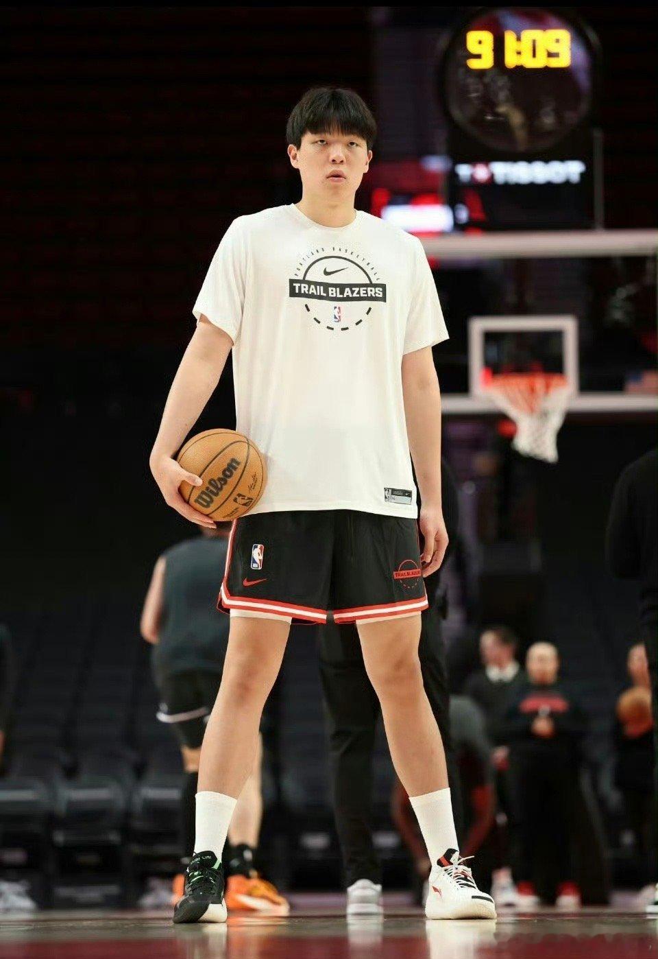 杨瀚森再战湖人在哪战，观众席上战啊[哈哈][哈哈][哈哈] ​​​