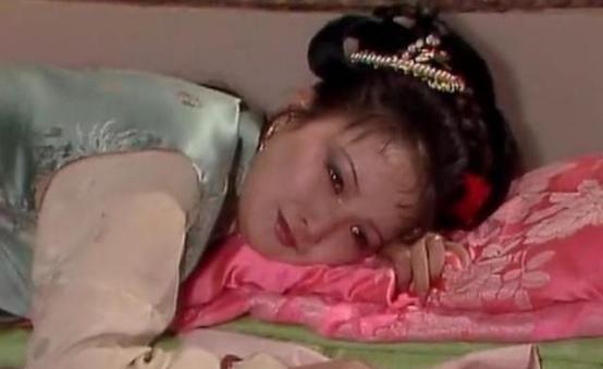 古代的通房丫鬟，其实就是主子行房时候的工具，一整晚都得守在床边，主子需要时，得赶