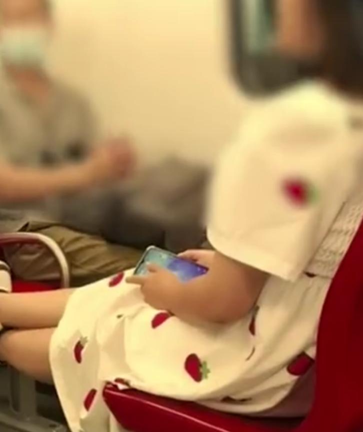 【，地铁客服：会让相关部门去核实处理】7月3日，上海。有乘客发视频称，一女子在地