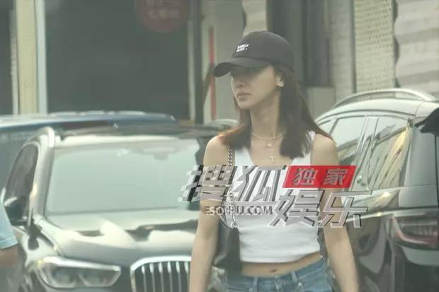 #吴谨言现身影视公司谈工作# 现身某影视公司谈工作，私服简单清爽，家言身材超棒[