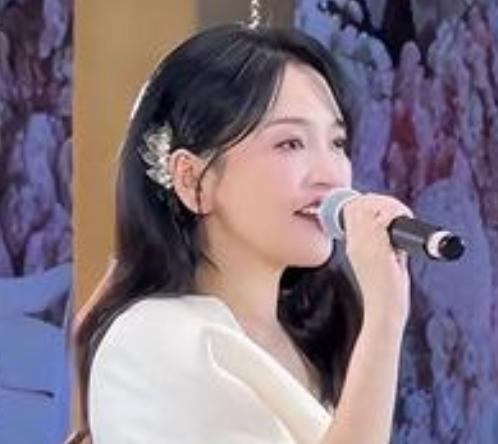 2026年1月1日，金莎现身江苏如皋一场婚礼现场唱歌。她身着红色连衣裙，外搭白色