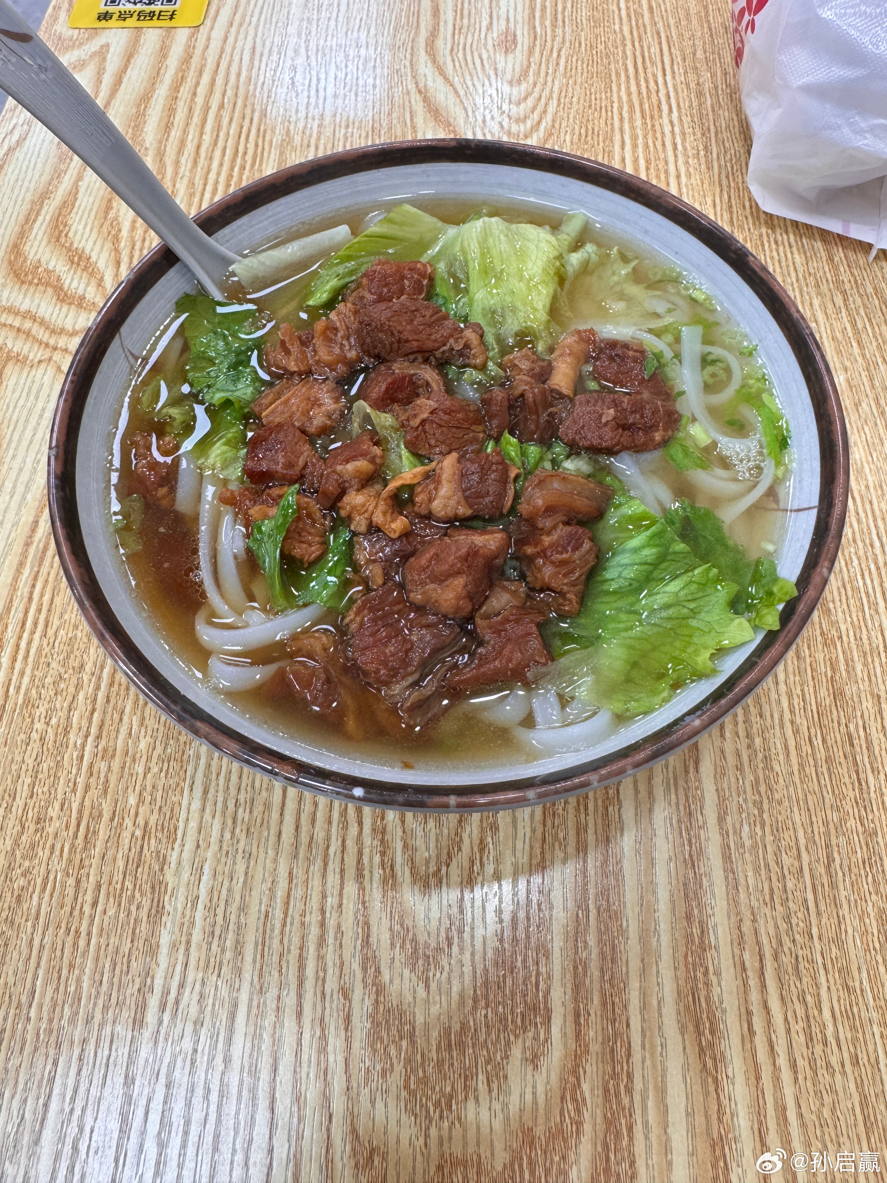 出门在外，最怀念就是这一碗朴实无华的牛腩粉。鲜嫩入味的牛腩，清澈见底的汤底，再搭