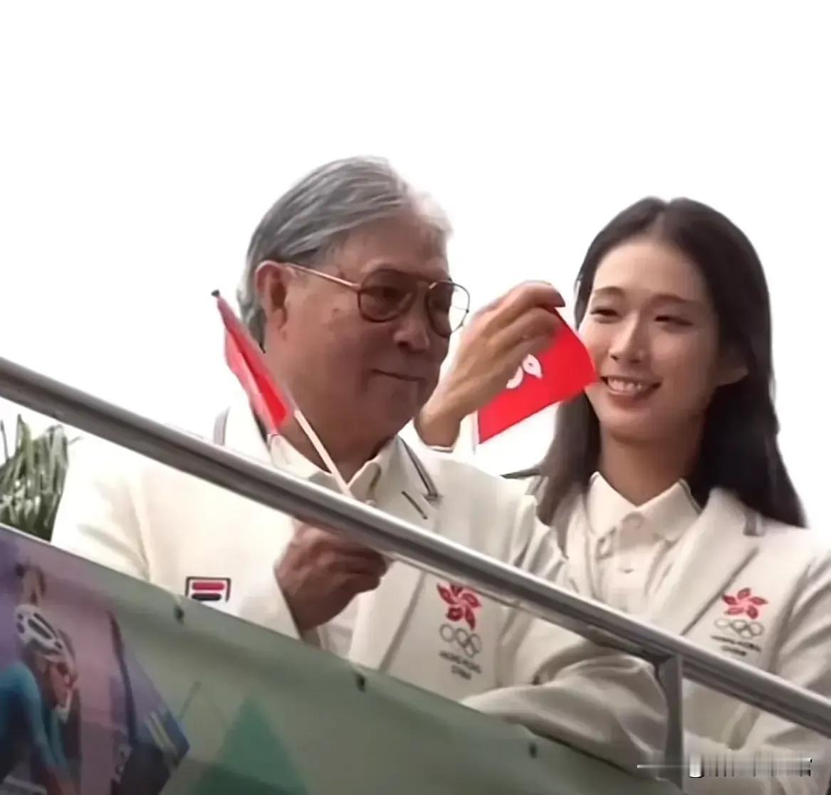 霍启山喜不喜欢江旻惠咱不知道，但他一定对她一见如故，毕竟这女孩长得太像他妈妈了[