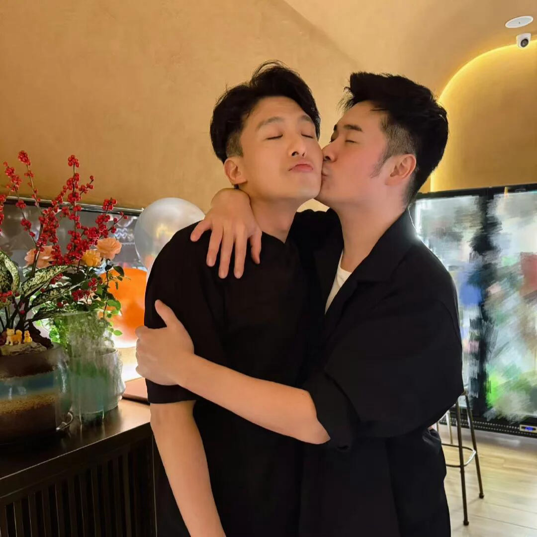 陈赫一家四口和孙艺洲聚餐陈赫Vlog里叫孙艺洲打码人谁懂这个梗！陈赫一家四口和孙