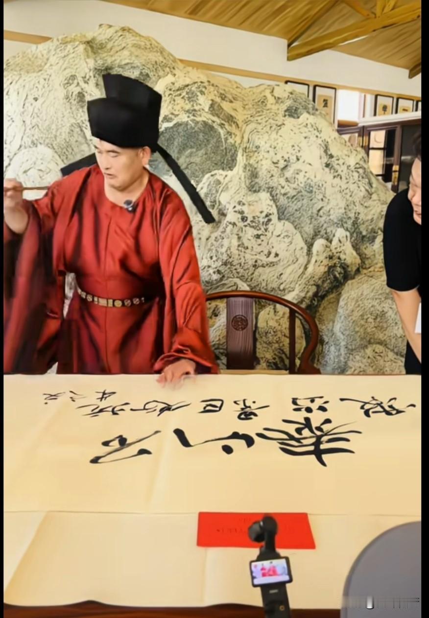 话说朱之文造访泰山石敢当景区，盛情难却，只得再次挥毫泼墨。

但只见，老朱笔走龙