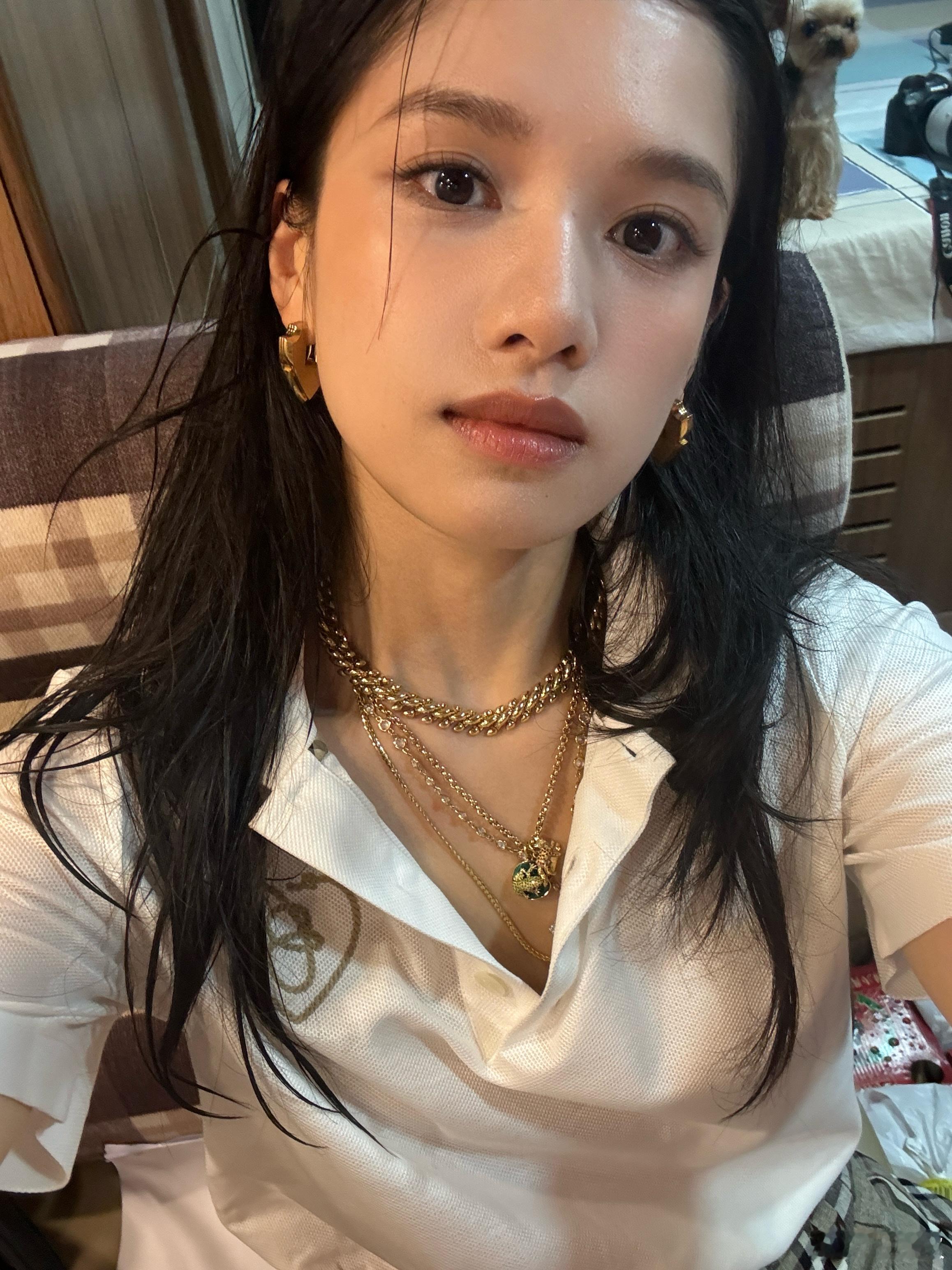张婧仪[超话] 张婧仪近照更新[送花花]自拍甚至美妆精修代言照更迷人 ​​​