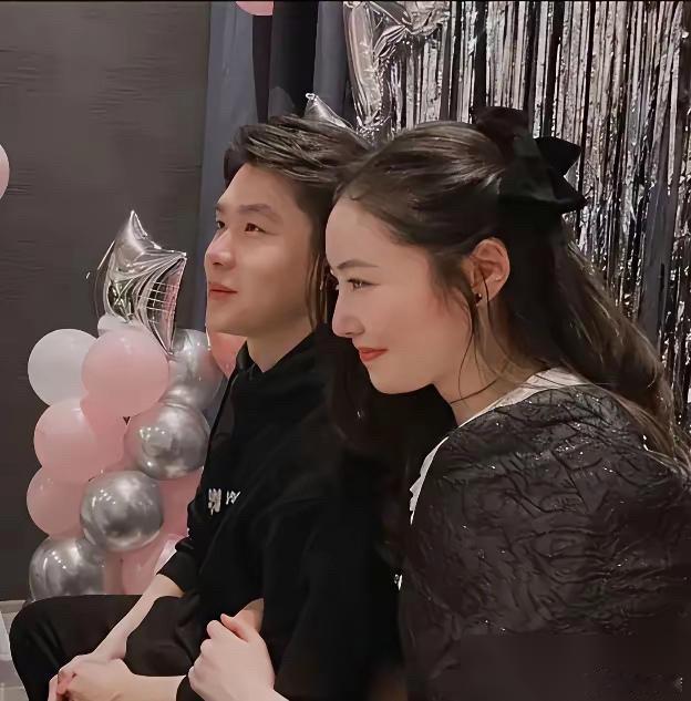 曾经的陈露，身边不是富二代，就是霍尊。 那场2021年的风波，一个明星退了圈，一