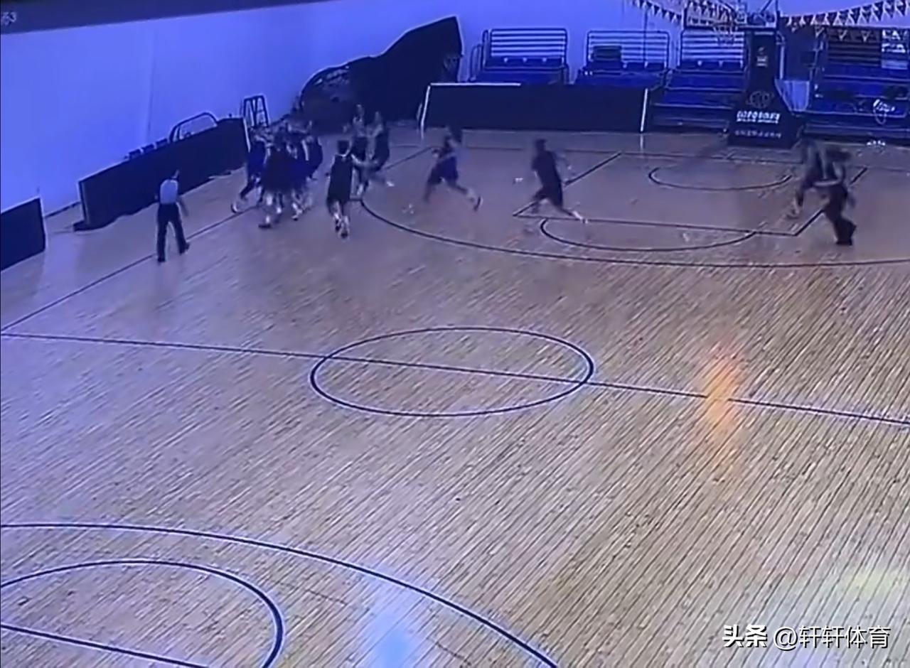 我晕女篮热身赛冲突都这么猛吗？就在WCBA球队武汉盛帆女篮与华中科技大学女篮，在