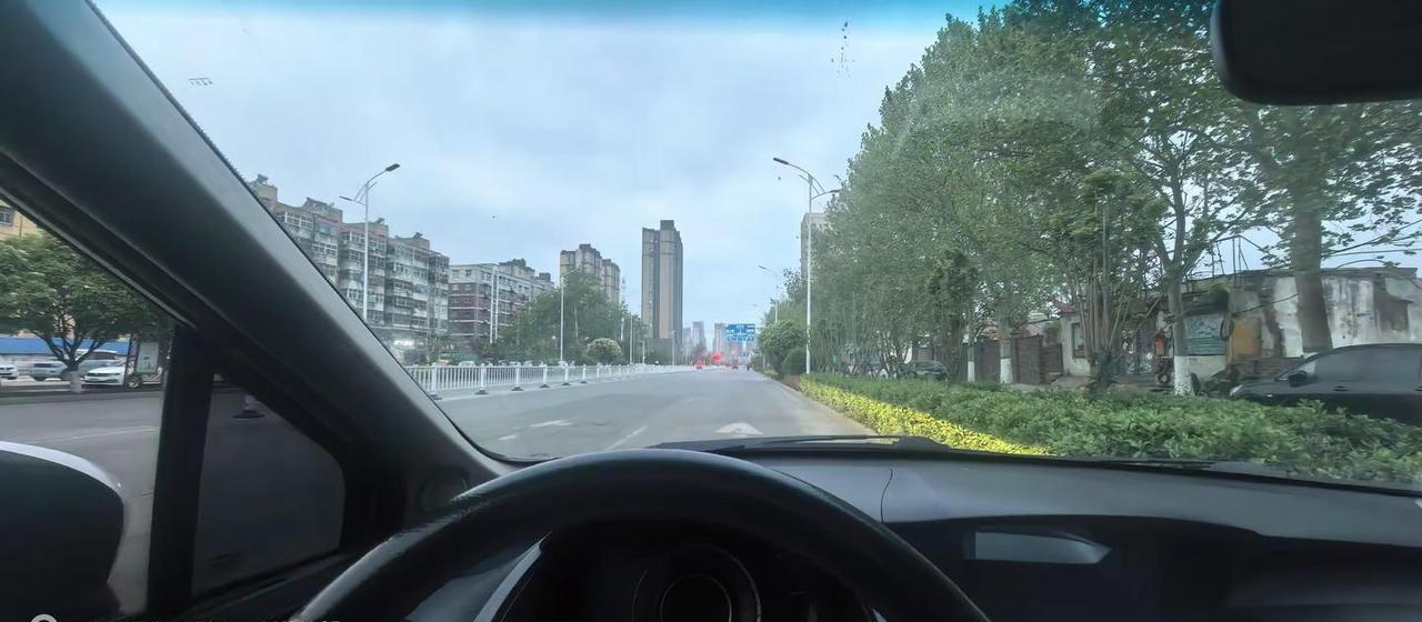 铁子们起床啦，今天有雨，天冷记得加衣保暖！