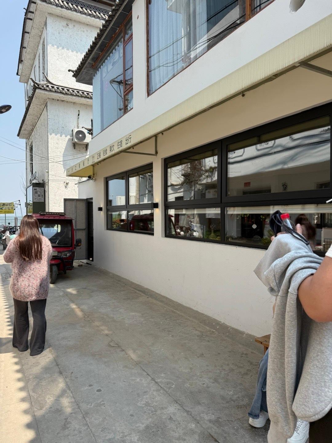 我靠大理地震了 还以为低血糖了吃到一半跑出来 有种晕车的感觉  ​​​