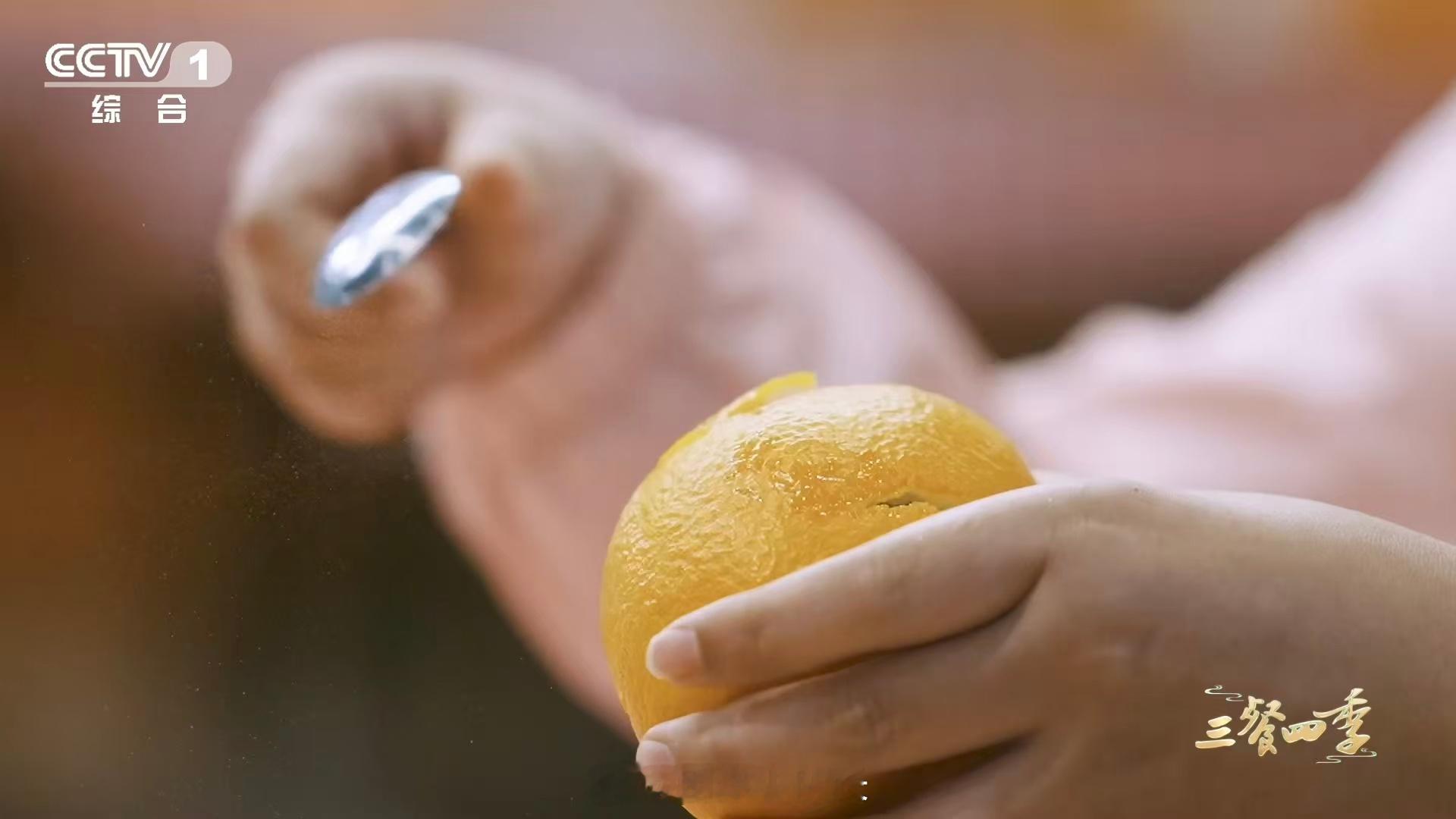 一个勺子30秒剥橙子 按压滚动捏软果肉间隙，勺子撬口划一圈——这方法太适合懒人了