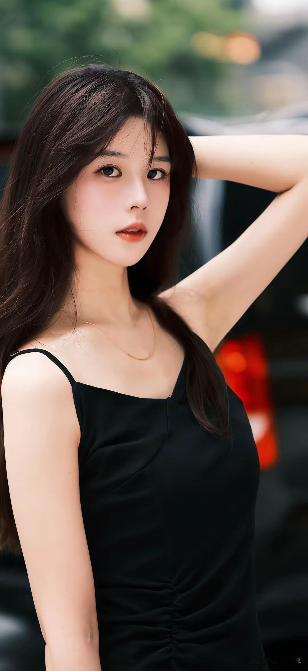 以圆融作铠甲，护己于世事风浪；
以赤诚为底色，立心于方寸之间。